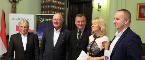 Umowa na przedszkole w Kamionce Wielkiej i Paszynie odebrana.