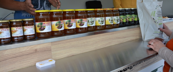 Będzie miód, pierogi, chleby i ciasta – wystawiamy lokalne produkty pod Urzędem Gminy w Chełmcu