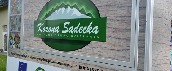 Miód, sery  podpuszczkowe – produkty lokalne pod Urzędem Gminy w Chełmcu