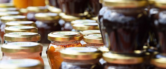 Miody, sery podpuszczkowe, chleby,  ciasta, ciasteczka, przetwory i soki - produkty lokalne przed Urzędem Gminy w Chełmcu