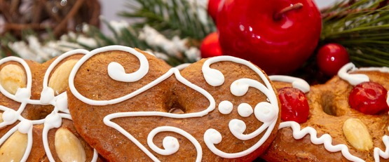 Pierniczki świąteczne i miody - produkty lokalne pod Urzędem Gminy w Chełmcu